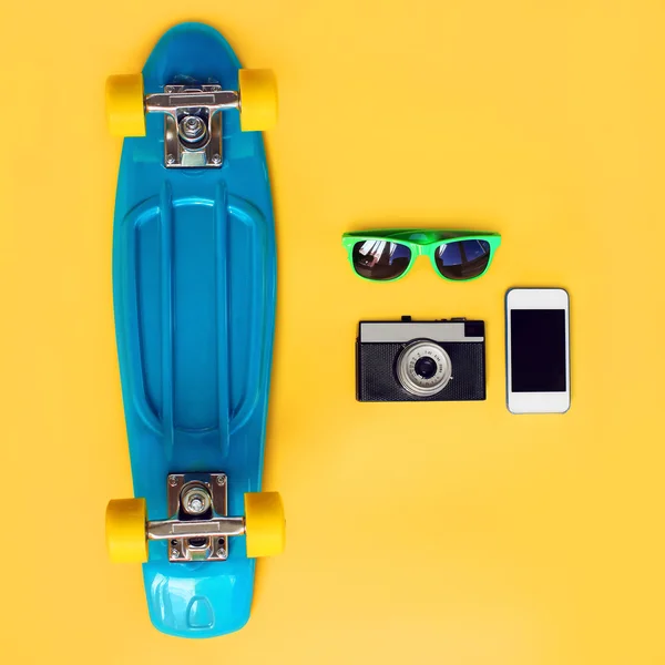 Fashion zomer blik concept. Blauwe skateboard, groene zonnebril, — Stockfoto