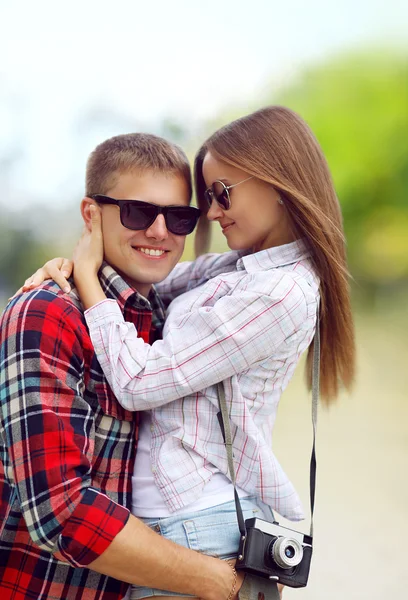 Retrato de hermosa pareja joven feliz enamorada, usando un casu —  Fotos de Stock