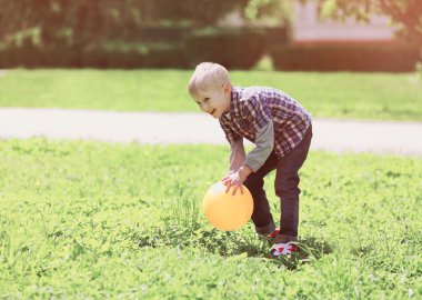 açık havada summ çim üzerinde topu ile oynayan küçük çocuk çocuk