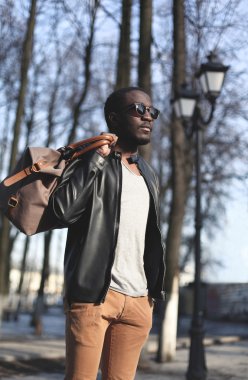 Moda zarif genç Afrika adam bir siyah deri ceket