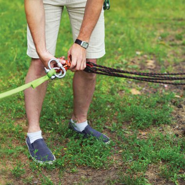 Adam ekipman düzeltmeleri halata çantanıza m için hazırlar