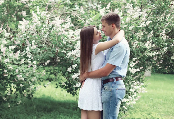 Portrait of beautiful young couple together in the flowering spr — Stock Photo, Image