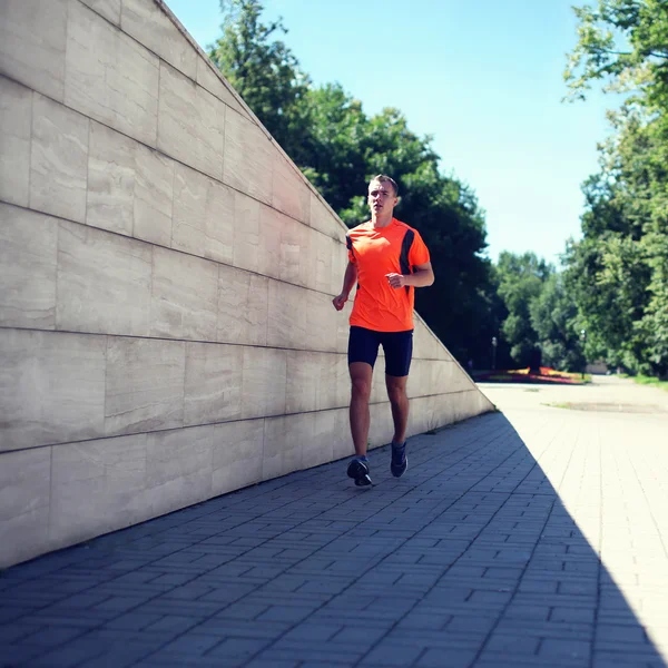 Спорт і концепція здорового способу життя - фітнес молодий чоловік біжить — стокове фото