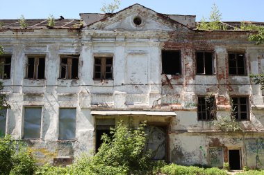 Büyük eski tuğla yanmış terk edilmiş penceresi olan ev, genel görünümü