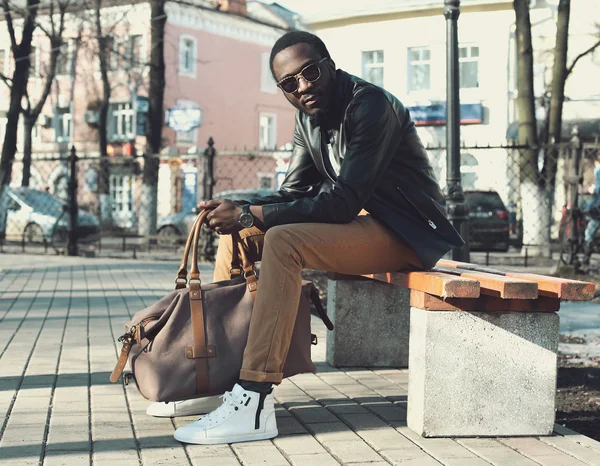 Mode elegante junge afrikanische Mann trägt eine Sonnenbrille und schwarz — Stockfoto