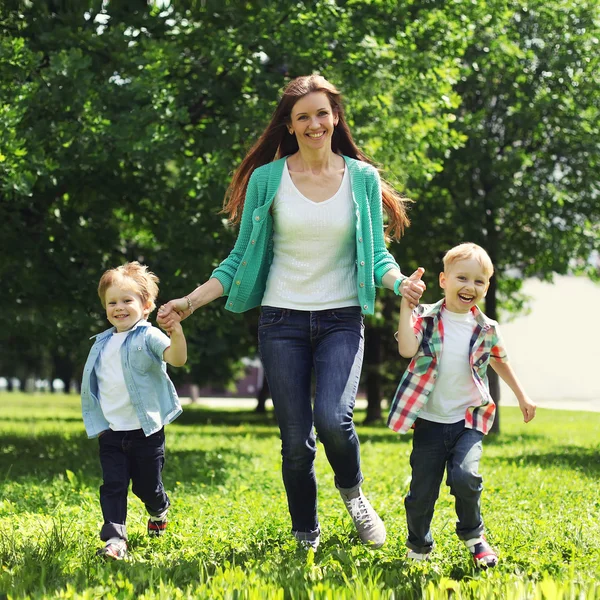 Retrato de familia feliz divirtiéndose juntos al aire libre en el wee — Foto de Stock