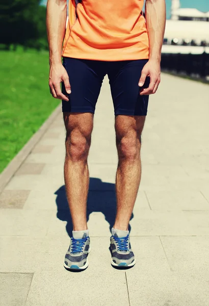 Спорт, спортивная одежда и здоровый образ жизни - фитнес-бегун — стоковое фото
