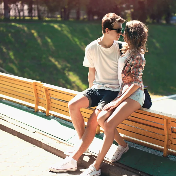 Портрет молодой пары, обнимающейся на открытом воздухе в солнечный летний день — стоковое фото