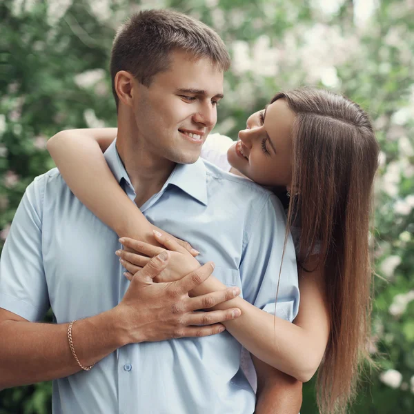 Portrait de heureux doux jeune couple souriant dans l'amour et ayant — Photo