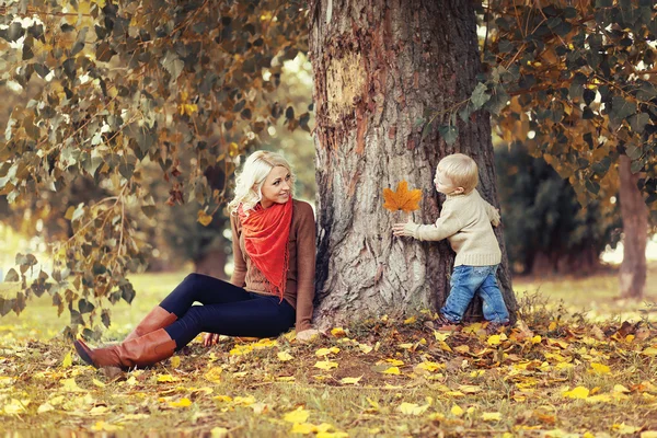 Family in autumn park! Happy mother and child having fun togethe — Stock Photo, Image