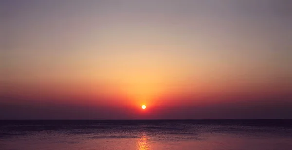 Vistas panorámicas al mar con una hermosa puesta de sol por la noche — Foto de Stock