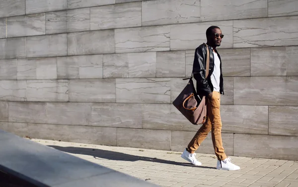 Moda joven africano con estilo en gafas de sol y rock negro l — Foto de Stock