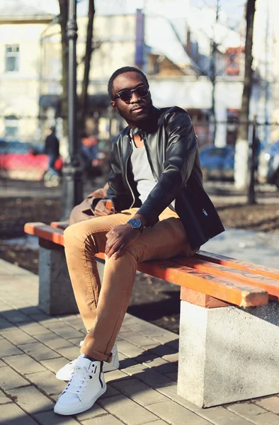 Moda jovem homem africano vestindo óculos de sol e couro preto — Fotografia de Stock