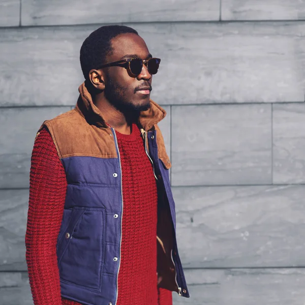 Retrato moda elegante joven africano hombre usando un gafas de sol — Foto de Stock