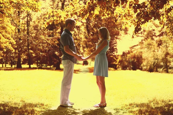 Jovem lindo casal amoroso goza uns dos outros em sol quente au — Fotografia de Stock