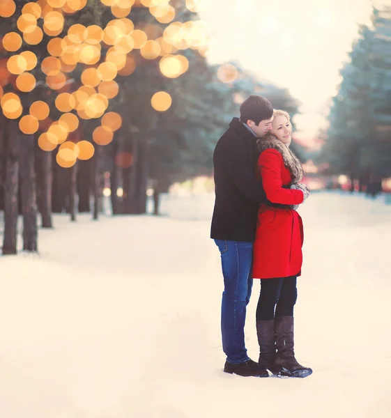 Silueta de pareja cariñosa abrazándose en cálido día de invierno con li — Foto de Stock