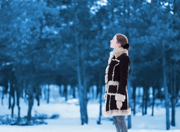 Silhouette donna in piedi profilo e guarda verso l'alto indossando un marrone — Foto Stock