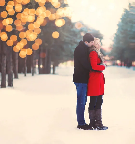 Siluet çift li ile sıcak kış günde kucaklama sevgi dolu - Stok İmaj