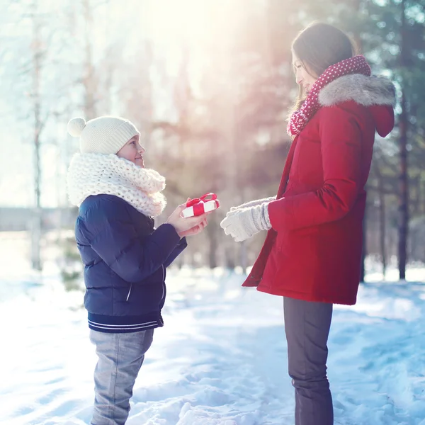 クリスマス、家族と冬のコンセプト - 子の息子を与える母 gi — ストック写真