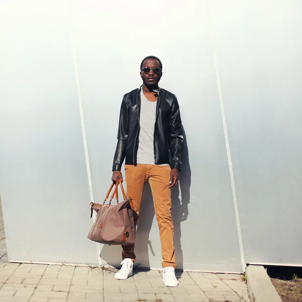 Moda guapo africano hombre modelo usando un gafas de sol y blac —  Fotos de Stock