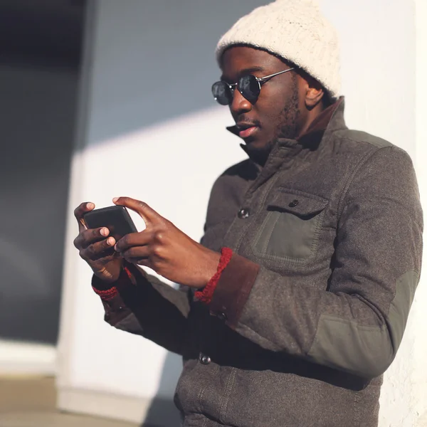 Styl życia portret moda młody afrykańskiego człowieka za pomocą smartphone w — Zdjęcie stockowe