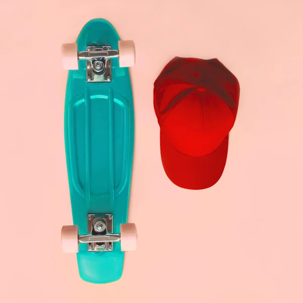 Set de moda. Skateboard y gorra de béisbol sobre fondo rosa, parte superior —  Fotos de Stock