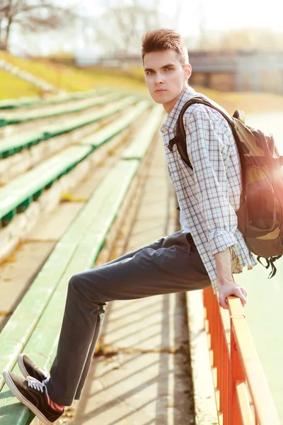 Mode stijlvolle jonge man met rugzak in stad — Stockfoto