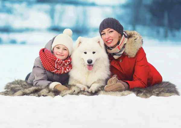 La Navidad, el invierno y el concepto de la gente - feliz familia sonriente, mot —  Fotos de Stock