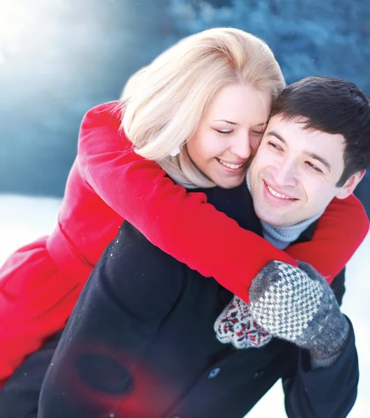 Heureux beau couple aimant s'amuser dans la journée d'hiver — Photo