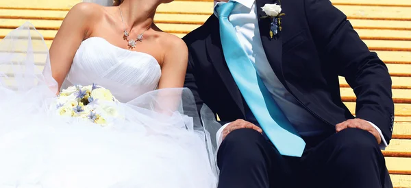 Esküvői édes pár, menyasszony és a vőlegény, Vértes csók — Stock Fotó