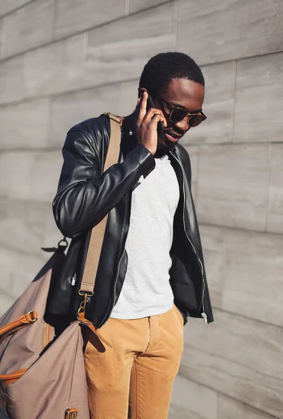 Bonito confiante jovem homem africano falando no smartphone em ci — Fotografia de Stock