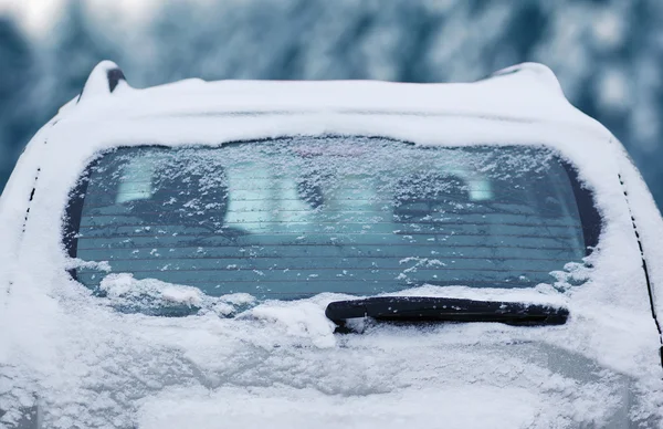 Invierno congelado ventana trasera del coche, textura congelante vidrio de hielo backgr — Foto de Stock