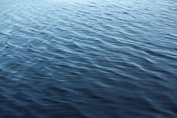 Verschwommene Wellen auf der Wasseroberfläche blauer Meereshintergrund, Defoc — Stockfoto