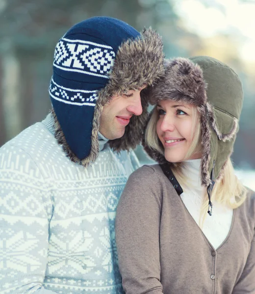 Portret szczęśliwy miłośników młoda para razem w zimowe wieczory — Zdjęcie stockowe