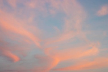 Gün batımında güneş tarafından aydınlatılan güzel bulutlar bayrak, metin ya da tasarım için.