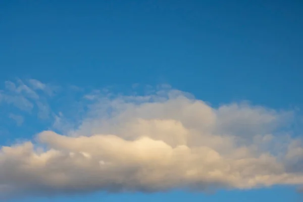 Облака против голубого неба, природный ландшафт для отдыха. — стоковое фото