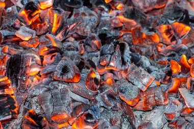 Tasarım için kırmızı ve siyah kömürlerin arka planı.