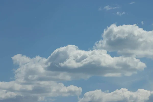Облачный ландшафт, естественный сереновый природный фон — стоковое фото