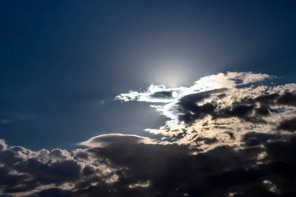 Светлые и темные облака и лучи солнца светят сквозь облака, прекрасный абстрактный пейзаж — стоковое фото