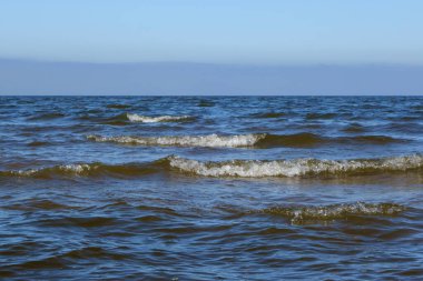 Su yüzeyinde küçük sığ dalgalar var. Güzel deniz manzarası