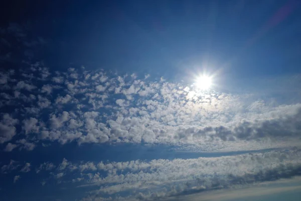 Солнечные лучи светят в фантастических облаках. Концепция солнечного дня с пространством для копирования — стоковое фото
