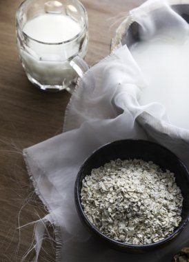 taze ev yapımı yulaf sütü çiğ yulaf ile