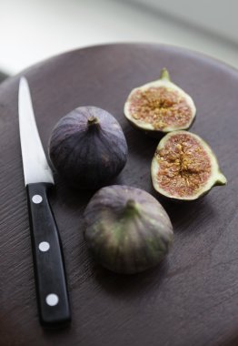 Tahta masada taze incir.