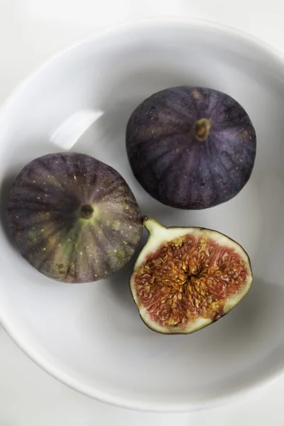 Top view of fresh ripe figs in the ceramic white bowl — Stock Photo, Image