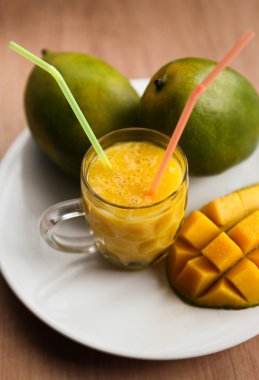 Taze mango smoothie bardak