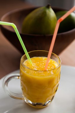 Taze mango smoothie bardak