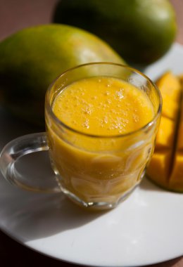 Taze mango smoothie bardak