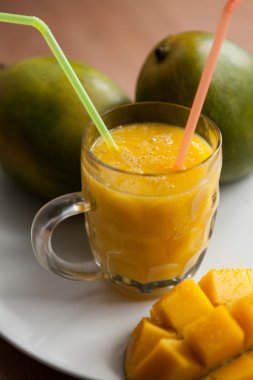 Taze mango smoothie bardak