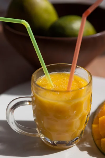Das Glas frischer Mango-Smoothie — Stockfoto