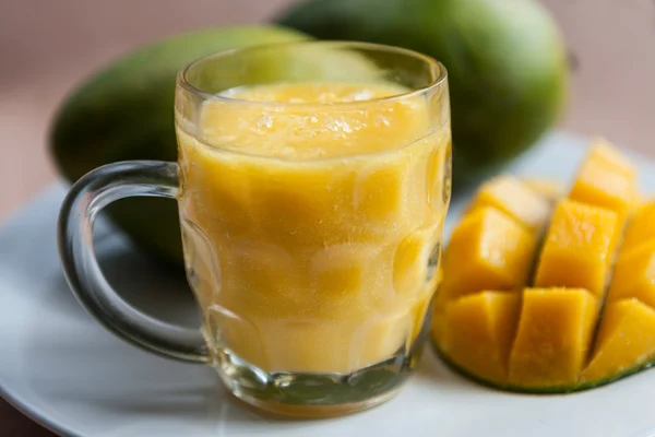 El vaso de batido de mango fresco — Foto de Stock